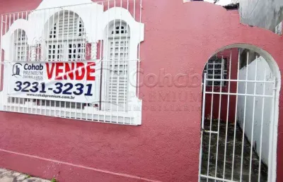 Casa à venda no centro da cidade com 315 m² de terreno.
