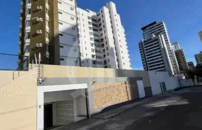 Apartamento semi-mobiliado de 224m², com 4 quartos, sendo 3 suítes, localizado no bairro jardins