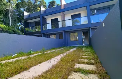 Sobrado novo com 2 suítes e pátio com churrasqueira