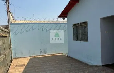 Casa ampla  bem localizada 3 quartos sendo 1 su&iacute;te   quintal 3 vagas de garagem  bairro valorizado