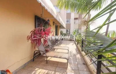 Casa triplex à venda com 294m², 4 quartos e 3 vagas