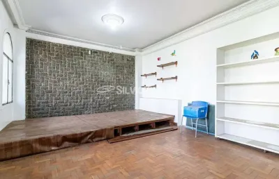 Casa para locação e venda com 302m², 4 quartos e 3 vagas