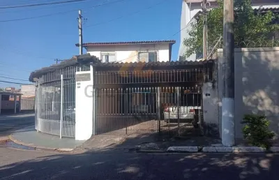 Sobrado geminado no parque da árvore -espaço, conforto