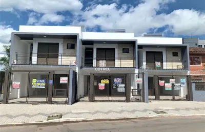 Casa duplex com 3 dormitórios, suíte e 2 vagas de garagem no bairro camobi