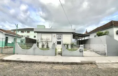 Casa para venda e locação 2 dormitórios, 2 vagas de garagem situada no bairro ca