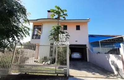 Casa 4 dormitórios sendo 2 suítes e 2 vagas de garagem no bairro km3 localizada