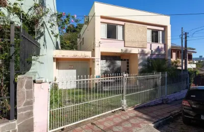 Casa central 3 dormitórios sendo 1 suíte e 3 vagas de garagem localizada na cida