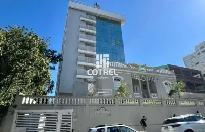 Apartamento central com 2 dormitórios, suíte, sacada e garagem