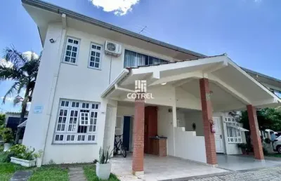 Casa para venda e locação 3 dormitórios sendo 1 suíte, 2 vagas de garagem situad