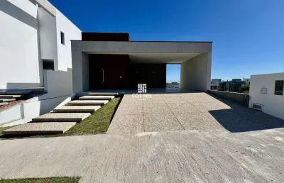Casa para venda, 3 suítes, 2 vagas de garagem, situada no condomínio fechado rea