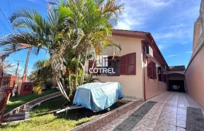 Casa para venda com 3 dormitórios e 2 garagens situada no bairro centro em santa