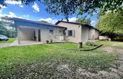 Casa semimobiliada com 3 dormitórios e excelente pátio situada no bairro camobi