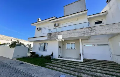 Casa em condomínio fechado com piscina e semimobiliada situada no bairro camobi