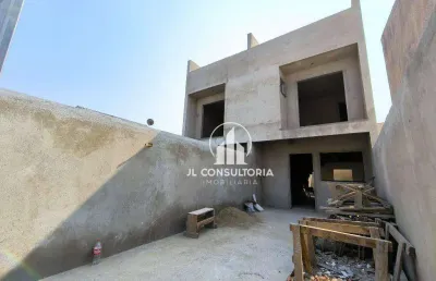 Sobrado no sitio cercado com três quartos/suíte e terraço