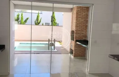 Casa térrea moderna no condomínio aldeia da mata - 3 suítes, piscina e energia solar