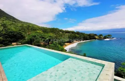 Casa  com  vista cinematográfica e arquitetura contemporânea a beira mar.