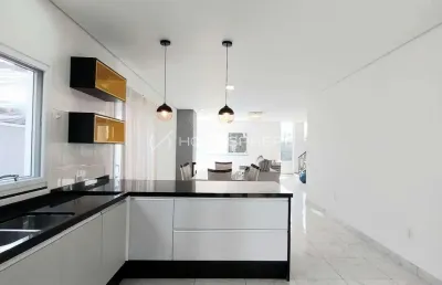 Casa a venda em aldeia da serra com 3 suítes e jardim