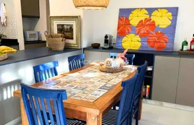 Casa de condomínio com 98 m², 3 quartos sendo 1 suíte à venda na praia da baleia.