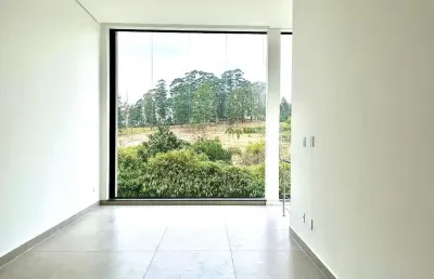 Casa de condomínio nova com 180 m², 4 quartos sendo 2 suítes à venda no bairro aldeia da serra.