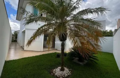 Belíssimo sobrado no bairro santa mônica , 281 m², 3 quarto sendo um suite, vale a pena conferir.