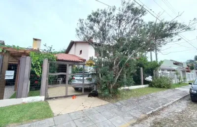 Casa com excelente localização em capão novo posto 4