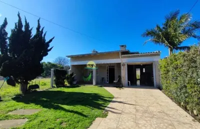 Excelente casa térrea reformada 2 dormitórios sendo um suíte em capão novo - posto 4