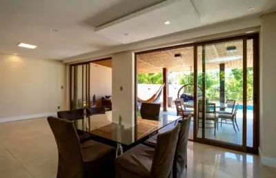 Excelente casa à venda, 4/4 sendo três suítes, energia solar, seis vagas de garagens, 380m2