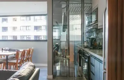 Apartamento  2/4 finamente decorado alphaville 1 salvador, porteira fechada.
