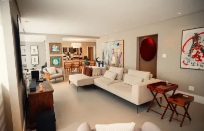 Apartamento à venda na graça. totalmente reformado, nascente , em andar alto com vista panorâmica da cidade e do mar,  principal avenida da graça