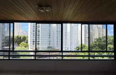 Amplo apartamento de 4/4, dois suítes, banheiro social, lavabo, sala com dois ambientes, varanda, cozinha, área de serviço e dependência completa.  três vagas de garagem. 