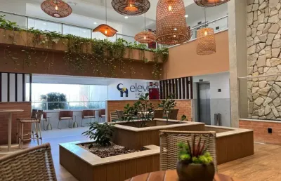 Lindo apartamento  novo, mobiliado,  climatizado, sendo 1 quarto com suíte, sala, varanda , vista mar,  muito bem distribuído em 25m²,  1 vaga de garagem  coberta.