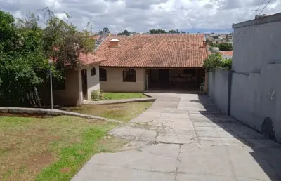 Casa com amplo espaço de terreno no capão raso, com 3 quartos