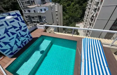 Charmosa cobertura, 2 qts com piscina e linda vista no leme!