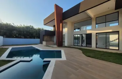 Linda casa para locação em condomínio com 4 suítes, área gourmet e piscina.