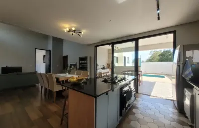 Linda casa com área gourmet e piscina no condomínio terras do vale para venda.