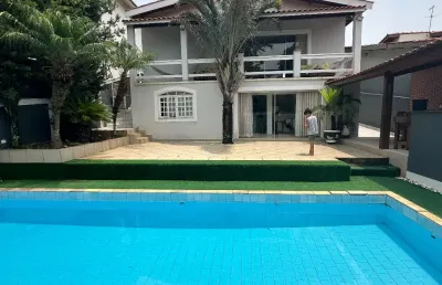 Casa térrea em atibaia com piscina, churrasqueira e salão de jogos