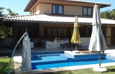 Excelente casa em condomínio com 5 quartos para locação, alto padrão na praia do forte, mata de são joão - ba