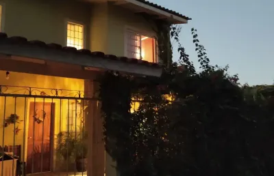 Amplo sobrado em uma das melhores ruas da região, com4 dormitórios