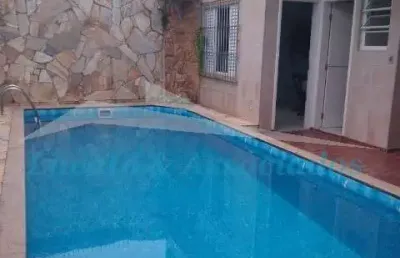 Casa independente na ocian, 02 dormitórios sendo 01 suíte, com piscina.