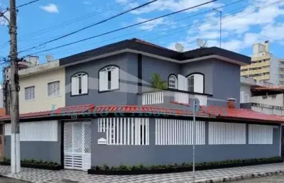 Sobrado geminado na ocian, 03 dormitórios sendo 01 suíte, 02 vagas de garagem, churrasqueira e piscina.