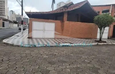 Casa terrea isolada de esquina, na aviação, praia grande sp, sendo 03 dormitorios, 02 banheiros, 01 sala, 04 vagas, excelente localização.