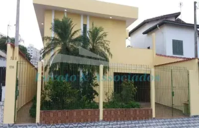 Sobrado no balneário flórida em praia grande sp, 04 suítes ,02 salas de estar, cozinha 6 mts x 5 mts , varanda , 03 vagas, jardim. 100 metros da praia