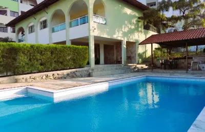 Ponta negra: espetacular casa triplex com piscina em terreno arborizado de 900m²