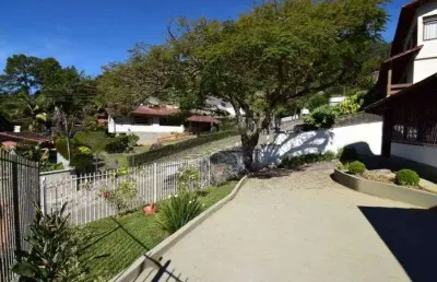 Casa para venda possui 300 metros quadrados com 5 quartos em várzea - teresópolis - rj