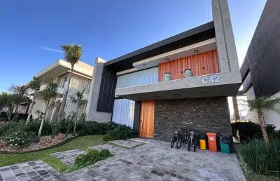 Casa em condomínio fechado com 5 quartos à venda na estrada do mar, 33, parque antártica, capão da canoa, 325 m2 por r$ 4.800.000