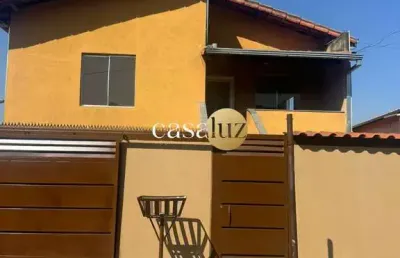 Casa dois pavimentos localizada no bairro serra azul/ sarzedo