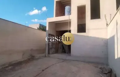 Casa duplex geminada em construção localizada no bairro serra azul /sarzedo