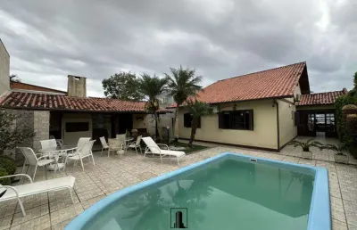 Casa 04 dormitórios com piscina à venda no bairro centro
