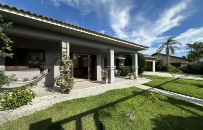 Casa 04 dormitórios com piscina à venda no bairro centro com 240 m² de área privativa - 3 vagas de garagem