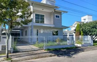 Casa com 4 quartos para alugar na dos ipês, 110, pedra branca, palhoça, 232 m2 por r$ 8.000